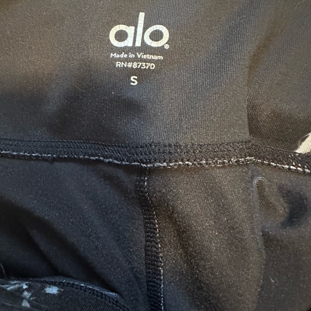 ALO Yoga Black and White Leggings with Pattern Size Small - Picture 4 of 6